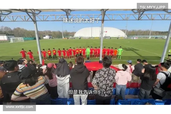球迷激情宣泄:国足半场落后,观众席现 “袋鼠玩偶拳击赛” 球迷激情宣泄:国足半场落后,观众席现 “袋鼠玩偶拳击赛”